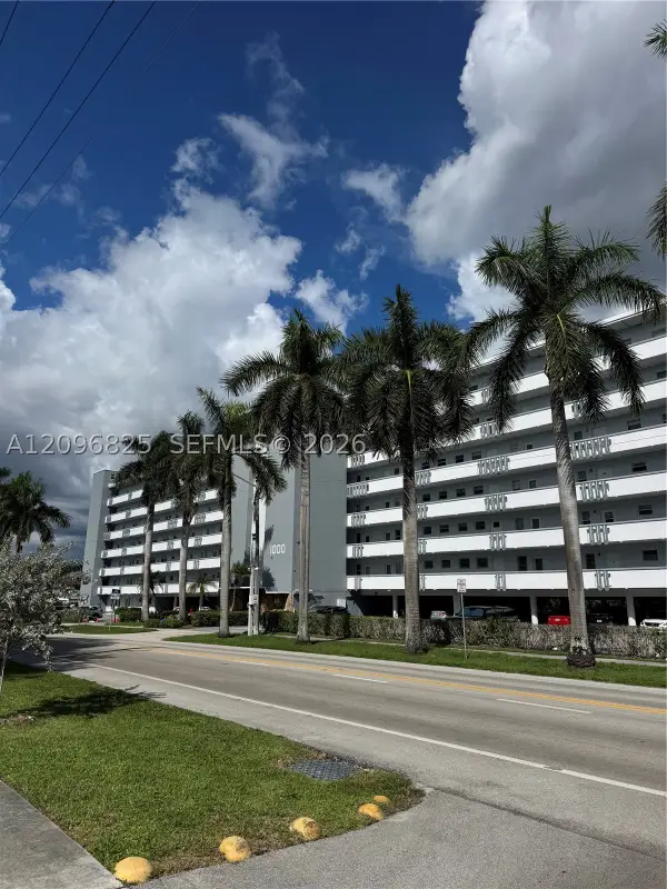 1000 NE 14th Ave #101, Hallandale Beach, FL 33009
