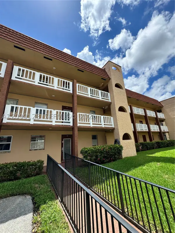 9041 Sunrise Lakes Blvd #110, Sunrise, FL 33322