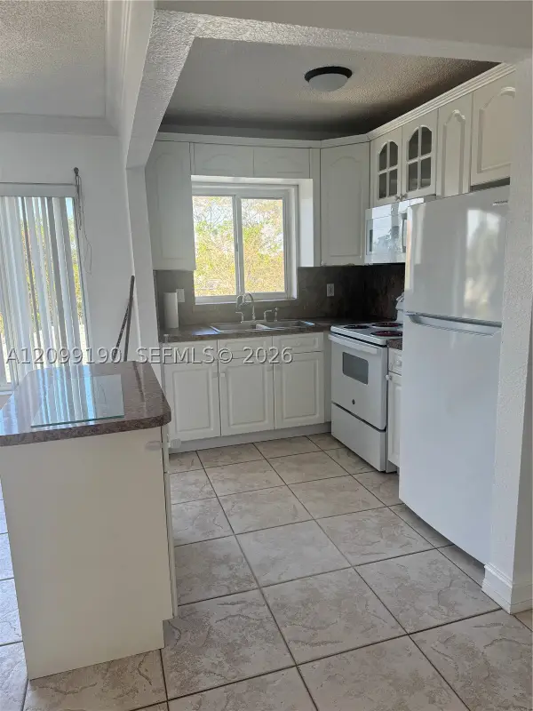 7910 Taft St #309, Pembroke Pines, FL 33024