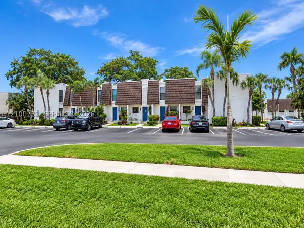 1570 NW 89th Ter #1570, Pembroke Pines, FL 33024