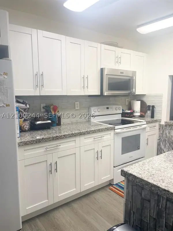177 Lakeview Dr #104, Weston, FL 33326