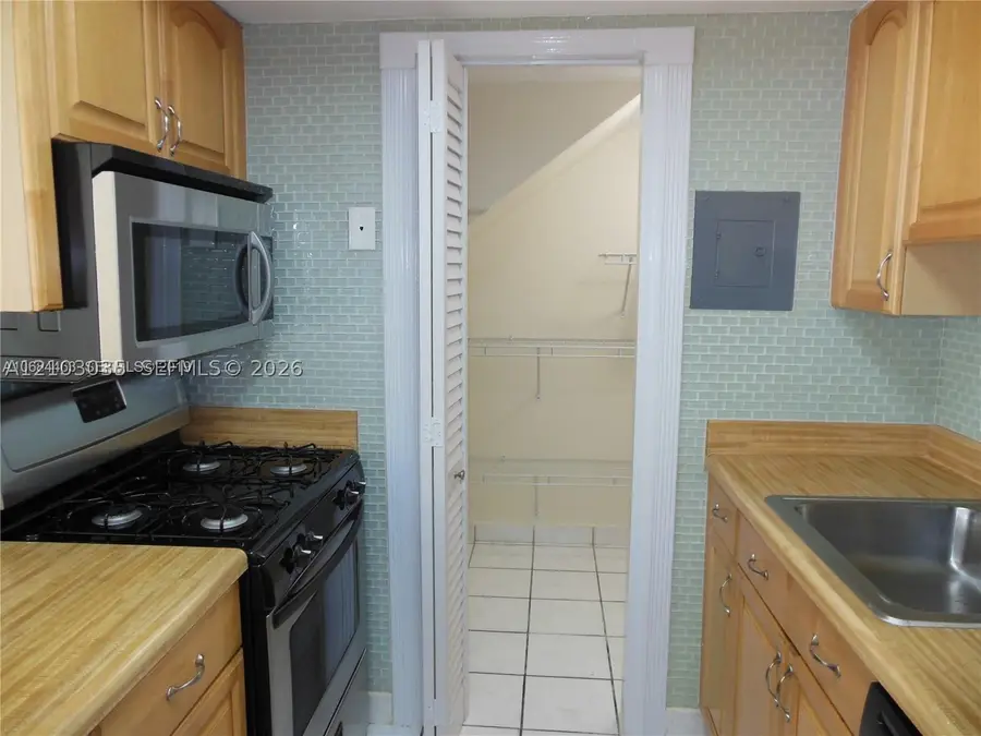 1350 W 53rd St #8, Hialeah, FL 33012 - #3