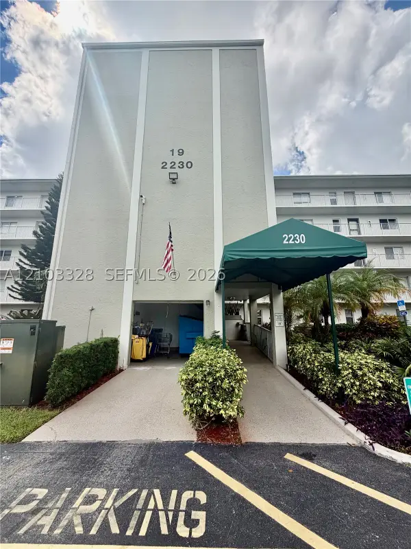 2230 N Cypress Bend Dr #308, Pompano Beach, FL 33069