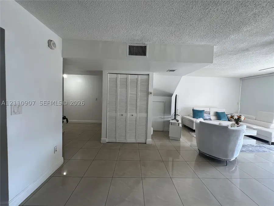 9240 Fontainebleau Blvd #207, Miami, FL 33172 - #2
