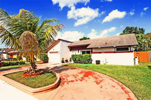 7707 SW 8th St, North Lauderdale, FL 33068