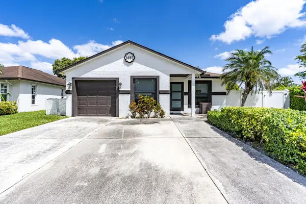 5661 Boynton Bay Circle, Boynton Beach, FL 33437