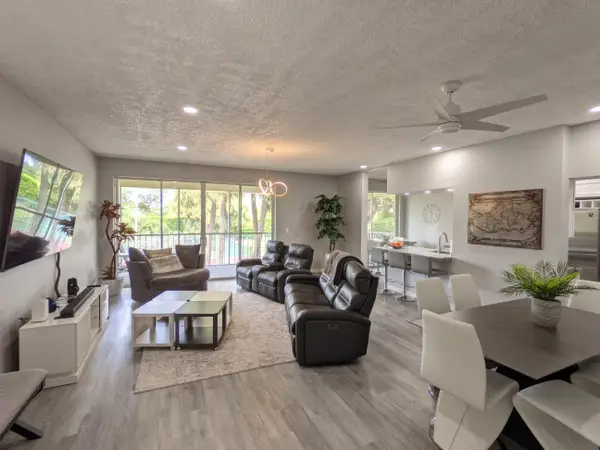 105 Half Moon Circle #F2, Hypoluxo, FL 33462