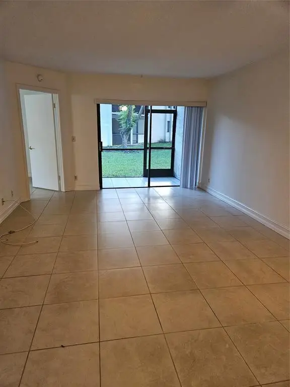 5583 Courtyard Drive #5583, Margate, FL 33063