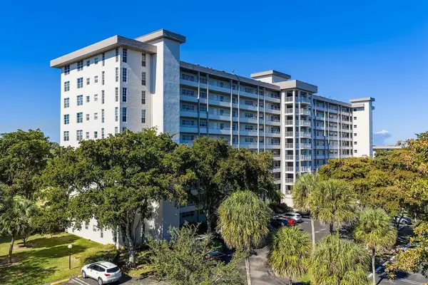 575 Oaks Lane #1002, Pompano Beach, FL 33069