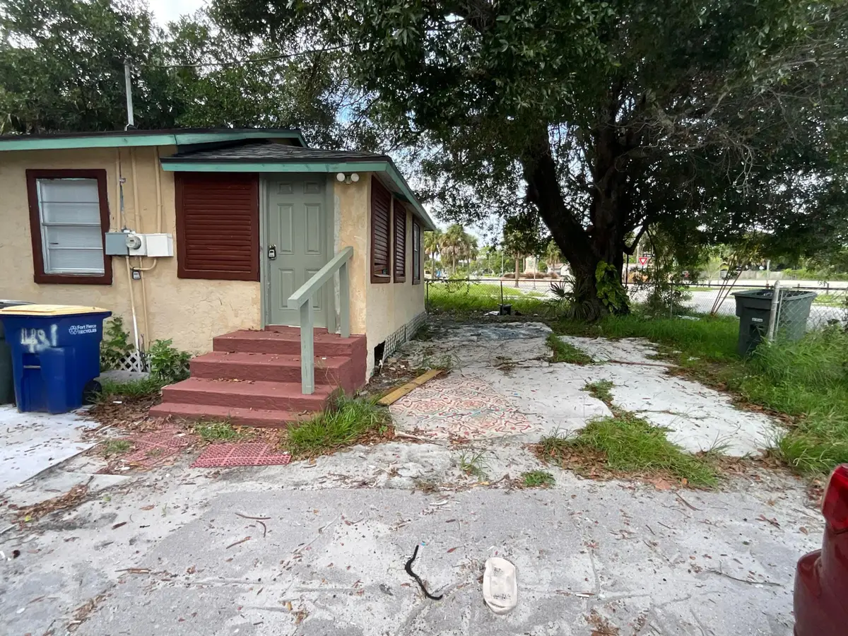 435 N 15th Street, Fort Pierce, FL 34950 - #1