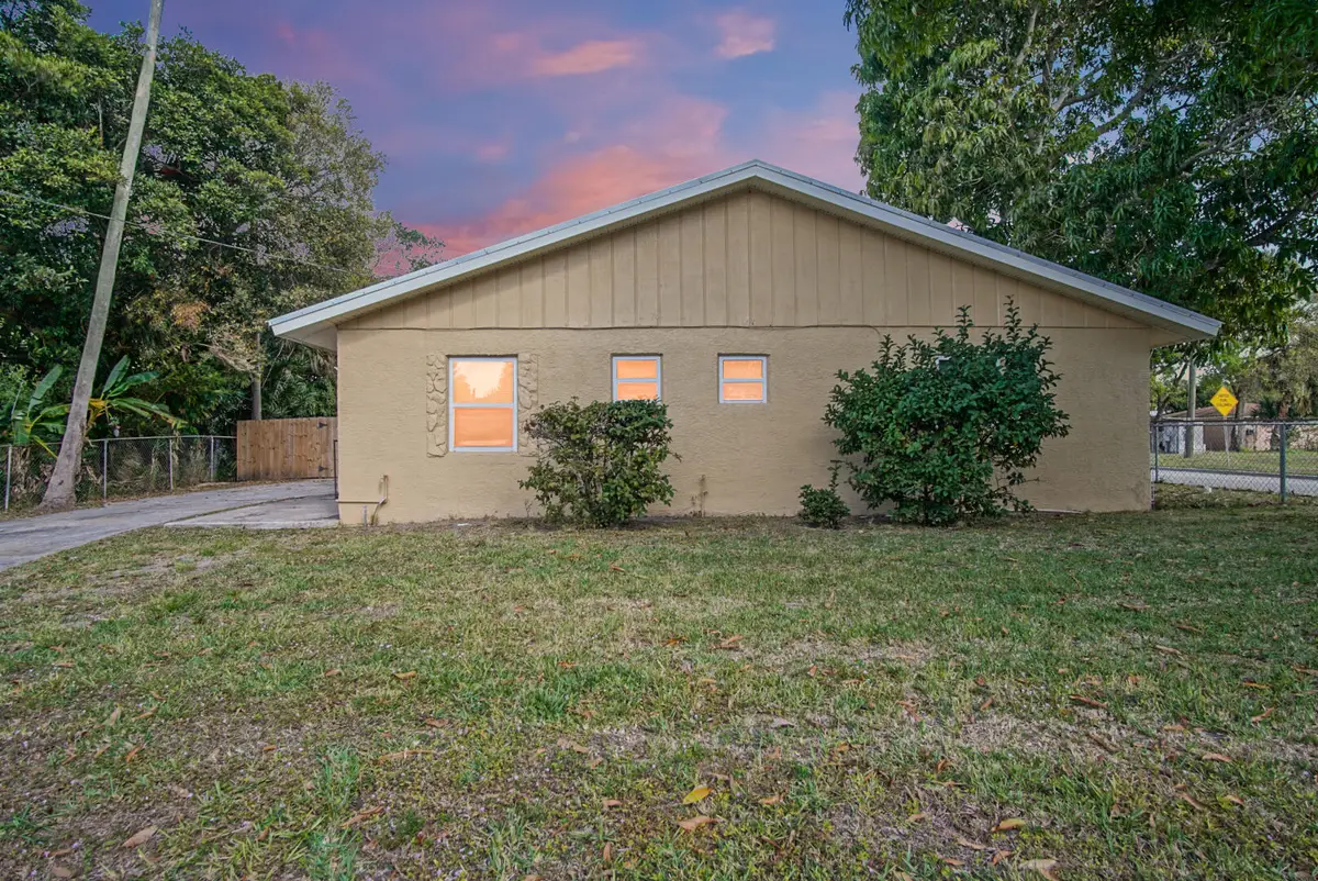 1002 Avenue E E, Fort Pierce, FL 34950 - #1