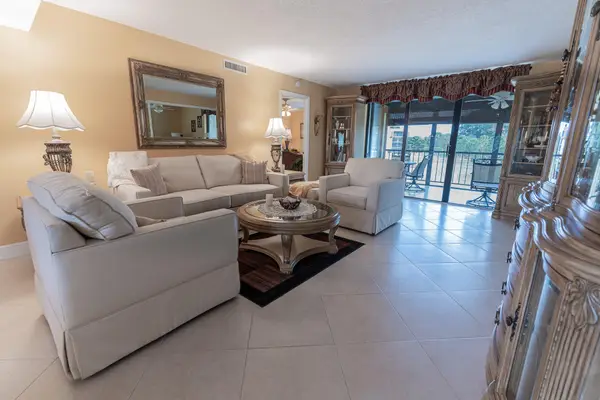 5390 Woodland Lakes Drive #201, Palm Beach Gardens, FL 33418