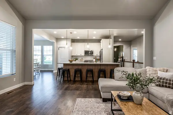 1042 W Shoreline Dr, Layton, UT 84041