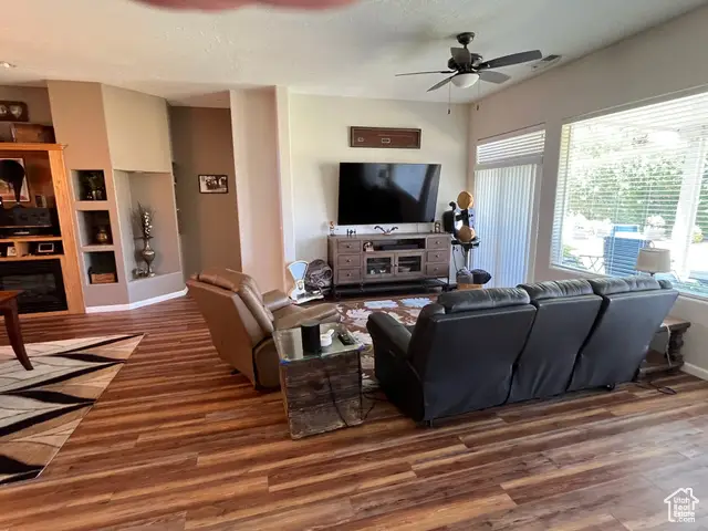 1042 W Hillview Dr, Washington, UT 84780 - Image #2