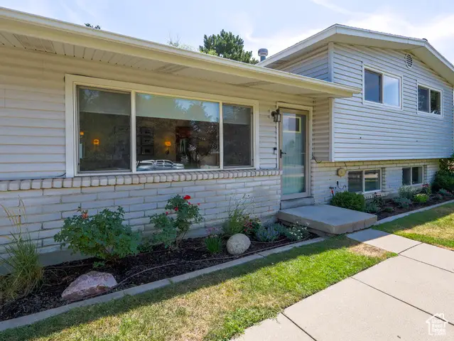 9257 S Quail Hollow Dr, Sandy, UT 84093 - Image #2