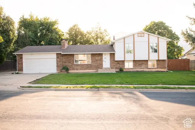 1086 N Oakridge Dr, Layton, UT 84040 - Image #2