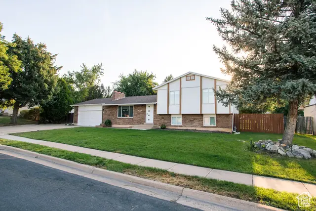 1086 N Oakridge Dr, Layton, UT 84040 - Image #3