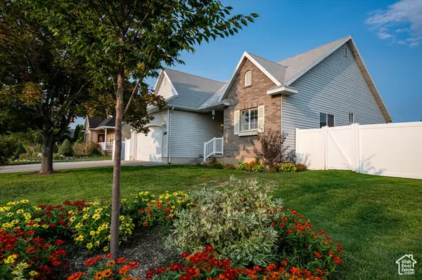 1295 Banbury Dr, Syracuse, UT 84075