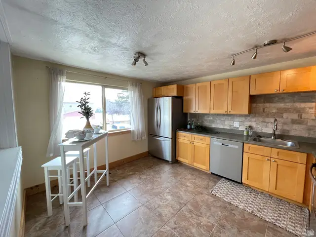 9968 S Flint Dr, Sandy, UT 84094 - Image #3