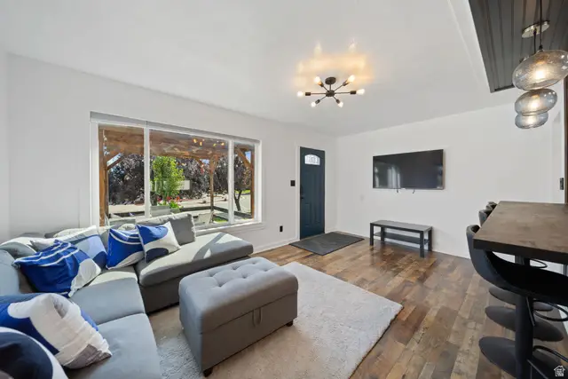 5762 S Mcmillan Cir E, Salt Lake City, UT 84107 - Image #2