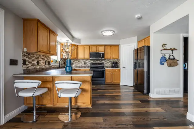 9413 S Purple Lilac Ln S, Sandy, UT 84070 - Image #2