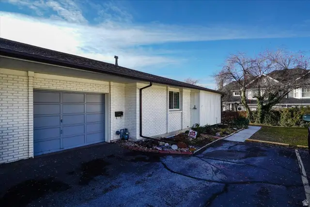 4608 S Locust Ln E, Holladay, UT 84117 - Image #3