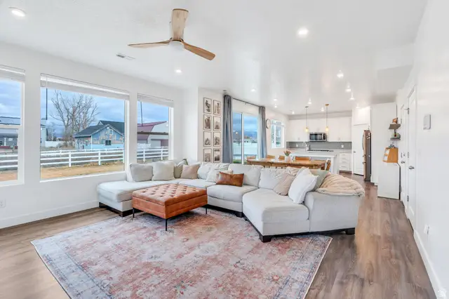 2774 W Coastline Dr, Syracuse, UT 84075 - Image #2