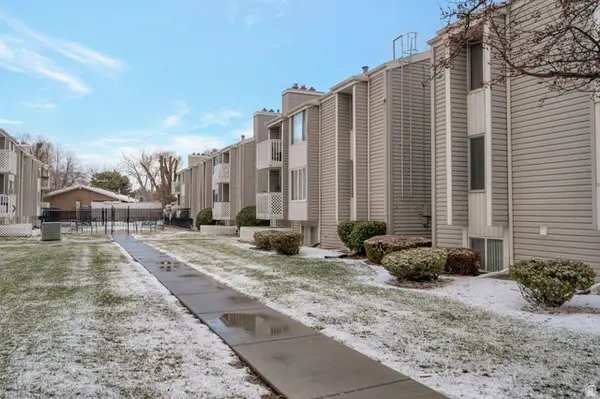 875 E Arrowhead Ln #42, Murray, UT 84107