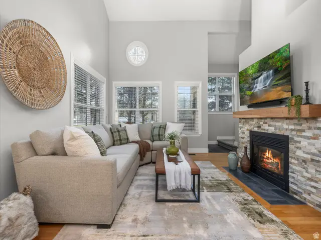 588 E Briarsprings Cir, Midvale, UT 84047 - Image #2