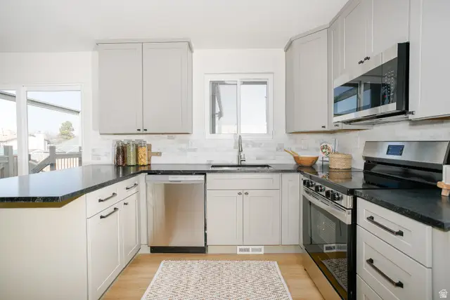 5956 W Jargon Cir, Kearns, UT 84118 - Image #2