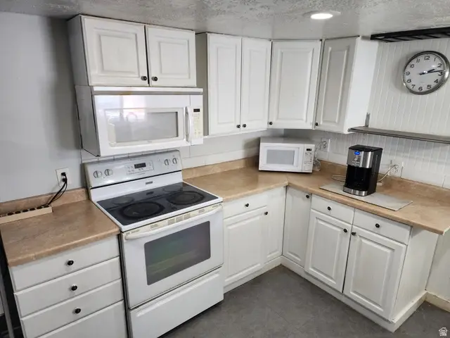 244 E Crescent Park Way #206, Sandy, UT 84070 - Image #2