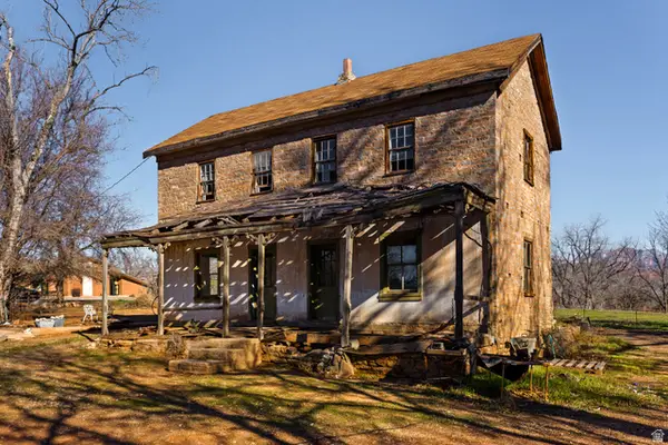 83 W 100 S, Virgin, UT 84779