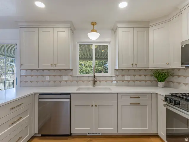 2095 E Rolling Knolls Way S, Salt Lake City, UT 84121 - Image #1