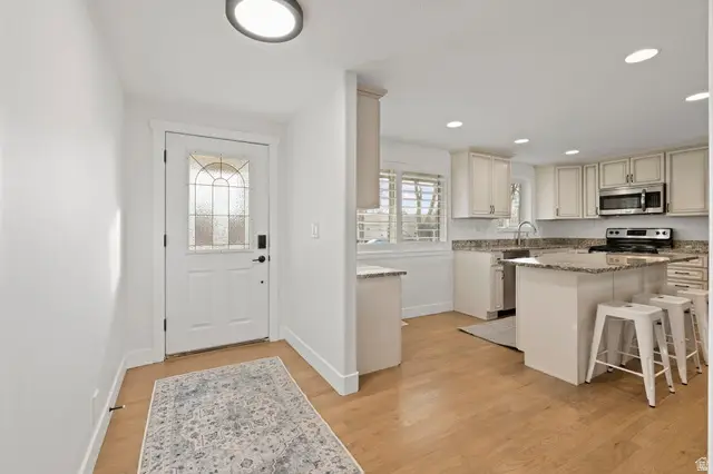 1611 E Deauville Ave S, Murray, UT 84121 - #3