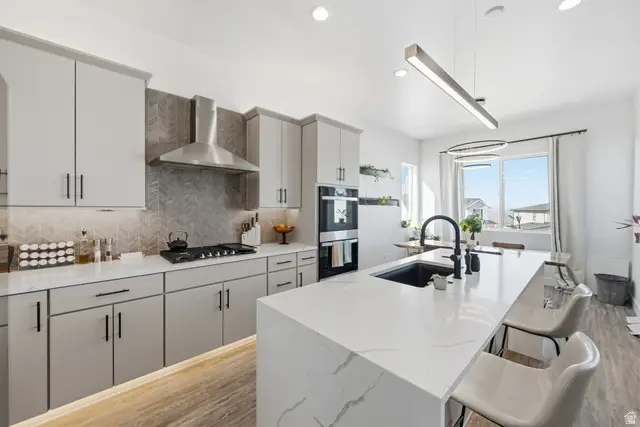 93 E Edgecrest Ln, North Salt Lake, UT 84054 - #2