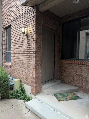 8722 S Oakwood Cir, Sandy, UT 84094