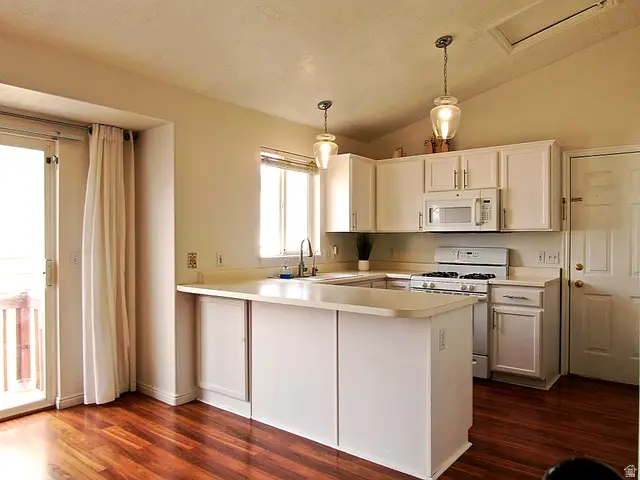 93 E Spyglass Dr, Stansbury Park, UT 84074 - #3