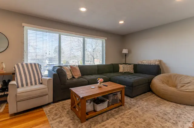 2226 E Castle Hill Ave S, Cottonwood Heights, UT 84121 - #3