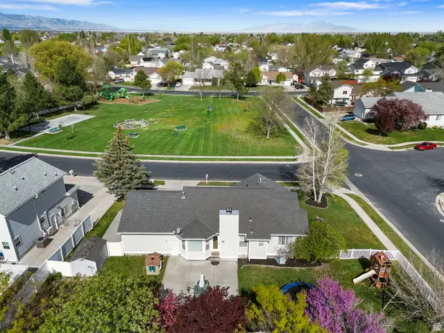 318 S Spyglass Dr, Stansbury Park, UT 84074 - #3