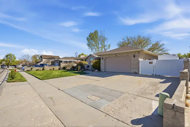 9489 S Kirkside Dr, South Jordan, UT 84009 - #3