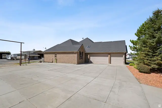 1829 W Heritage Ranch Dr N, Farr West, UT 84404 - #3