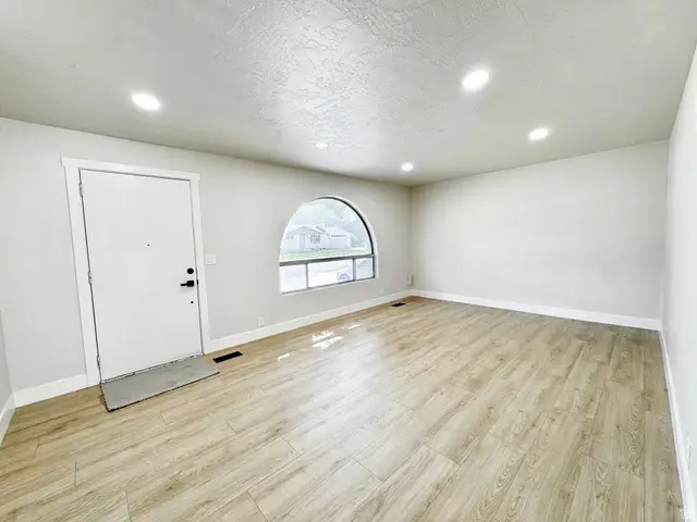 5222 S Queenswood Dr, Taylorsville, UT 84129 - #3