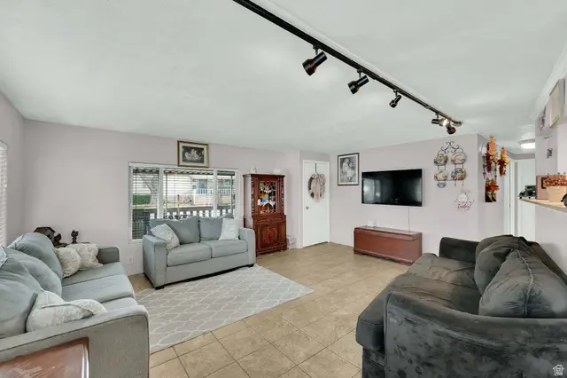 190 E Nimue Cir, North Salt Lake, UT 84054 - #3