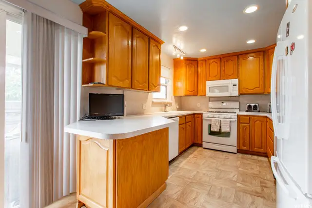 4942 Southridge Dr, Taylorsville, UT 84129 - #2