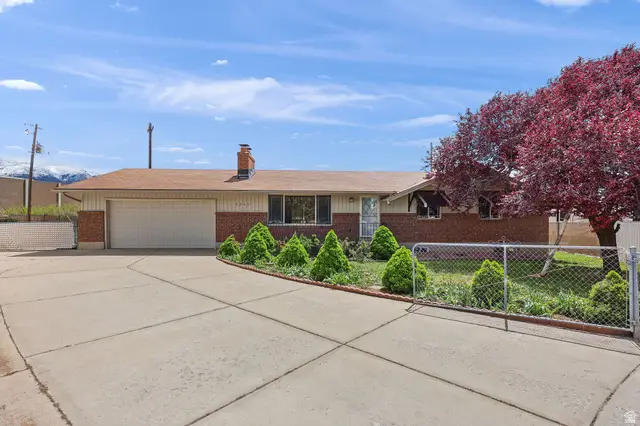 1345 S Valhalla Dr E, Clearfield, UT 84015 - #1