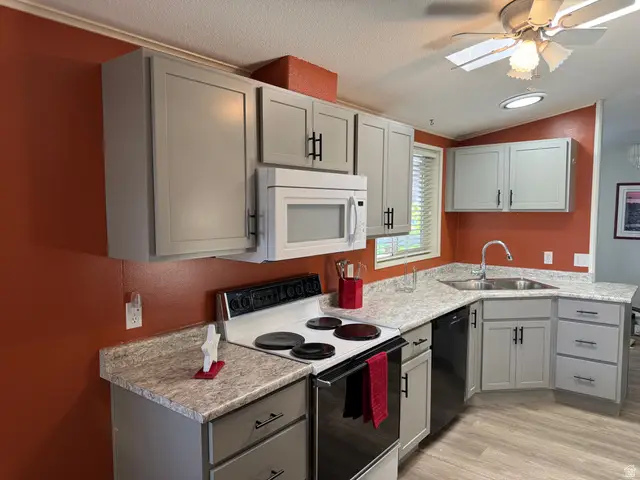 4451 S Pan American Dr, Murray, UT 84107 - #2