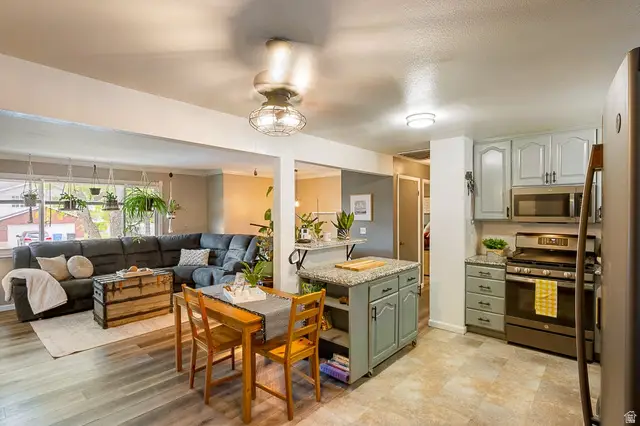 6190 S Country Hills Dr, Taylorsville, UT 84129 - #1