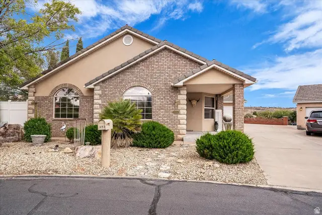 392 N Windsor Dr, Washington, UT 84780 - #2