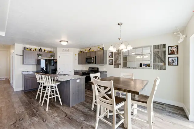 1121 W Honeycomb Dr, Grantsville, UT 84029 - #3