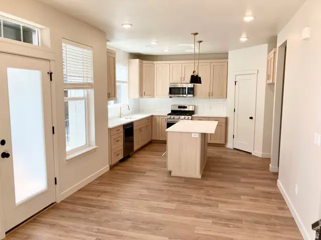 1141 N Downfield Ln #201, North Salt Lake, UT 84054 - #3